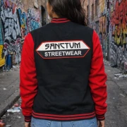 Sanctum Streetwear  College Jacke - black / red - Big Logo   Die College Jacke aus Sweatstoff mit gestreiften Rrippbündchen am Kragen, Saum und Ärmelöffnungen.  Metalldruckknöpfe in Kontrast  zwei Einschubtaschen aus Oberstoff  innen angerauter Sweatstoff    Farbe: black / red  Material: 65% Baumwolle, 35% Polyester Oberstoff ( 300g/ m²) 