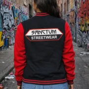 Sanctum Streetwear  College Jacke - black / red    Die College Jacke aus Sweatstoff mit gestreiften Rippbündchen am Kragen, Saum und Ärmelöffnungen.    Metalldruckknöpfe in Kontrast  zwei Einschubtaschen aus Oberstoff  innen angerauter Sweatstoff    Material: 65% Baumwolle, 35% Polyester  Oberstoff ( 300g/ m²)