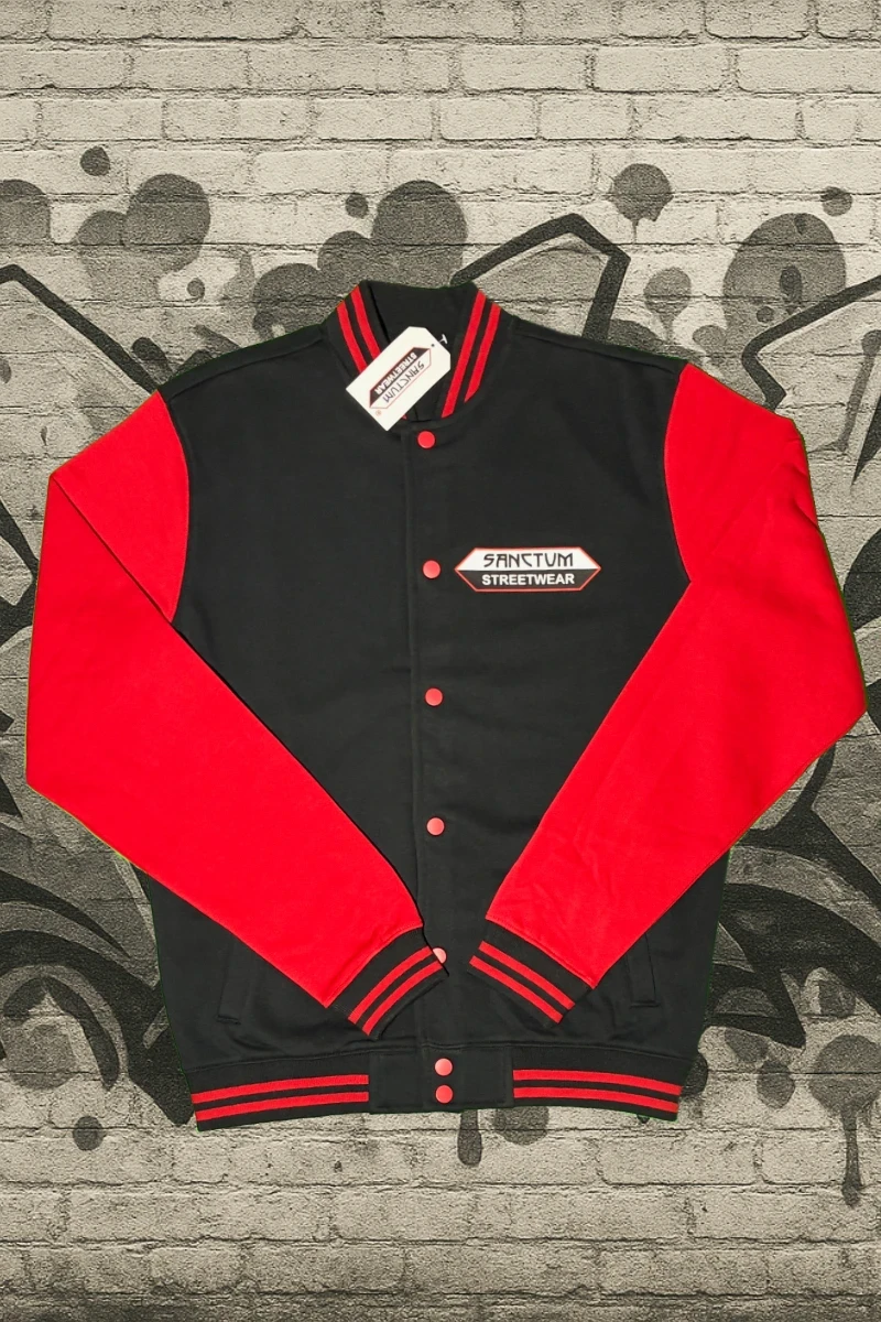 Sanctum Streetwear  College Jacke - black / red - Big Logo   Die College Jacke aus Sweatstoff mit gestreiften Rrippbündchen am Kragen, Saum und Ärmelöffnungen.  Metalldruckknöpfe in Kontrast  zwei Einschubtaschen aus Oberstoff  innen angerauter Sweatstoff    Farbe: black / red  Material: 65% Baumwolle, 35% Polyester Oberstoff ( 300g/ m²) 