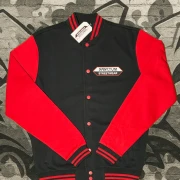 Sanctum Streetwear  College Jacke - black / red - Big Logo   Die College Jacke aus Sweatstoff mit gestreiften Rrippbündchen am Kragen, Saum und Ärmelöffnungen.  Metalldruckknöpfe in Kontrast  zwei Einschubtaschen aus Oberstoff  innen angerauter Sweatstoff    Farbe: black / red  Material: 65% Baumwolle, 35% Polyester Oberstoff ( 300g/ m²) 