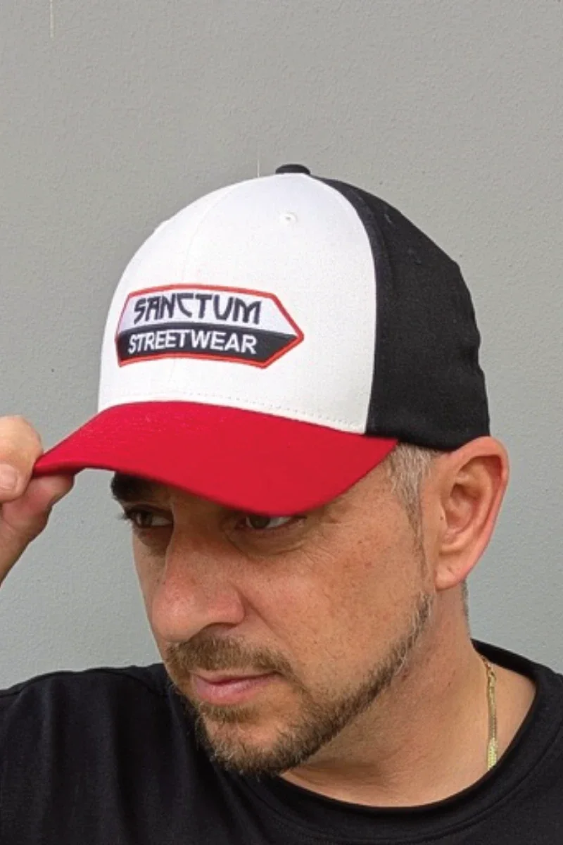 Sanctum Streetwear  Sanctum Streetwear Flexfit Cap    Das moderne Flexfit Cap im dreifarbigen Style zeichnet sich mit vorgebogenem Visor und integriertem Gummiband für den richtigen Halt am Kopf aus.  Die Farben schwarz, weiß und rot sind passend zum eingestickten Sanctum Streetwear Logo und verleihen dem Cap dadurch die besondere Optik.    Material: 63% Polyester, 34%Baumwolle, 3% Elasthan