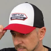 Sanctum Streetwear  Sanctum Streetwear Flexfit Cap    Das moderne Flexfit Cap im dreifarbigen Style zeichnet sich mit vorgebogenem Visor und integriertem Gummiband für den richtigen Halt am Kopf aus.  Die Farben schwarz, weiß und rot sind passend zum eingestickten Sanctum Streetwear Logo und verleihen dem Cap dadurch die besondere Optik.    Material: 63% Polyester, 34%Baumwolle, 3% Elasthan