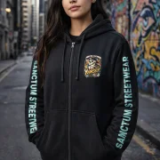 Sanctum Streetwear  Hooded Jacket Be yourself - navy    Klassische Sweatjacke mit Kapuze  Sweat-Qualität mit angerauter Innenseite  Doppellagige Kapuze mit Kordelzug  zwei Einschubtaschen  Necktape  Bündchen mit Elasthan    Material: 80% Baumwolle, 20% Polyester  Oberstoff ( 280g/ m²)