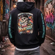 Sanctum Streetwear  Hooded Jacket Be yourself - navy    Klassische Sweatjacke mit Kapuze  Sweat-Qualität mit angerauter Innenseite  Doppellagige Kapuze mit Kordelzug  zwei Einschubtaschen  Necktape  Bündchen mit Elasthan    Material: 80% Baumwolle, 20% Polyester  Oberstoff ( 280g/ m²)
