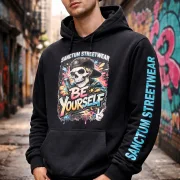 Sanctum Streetwear  Hoodie Be yourself - black  Klassischer Kapuzensweater  Sweat-Qualität mit angerauter Innenseite  Doppellagige Kapuze mit Kordelzug  Necktape  Bündchen mit Elasthan    Material: 80% Baumwolle, 20% Polyester  Oberstoff ( 280g/ m²)