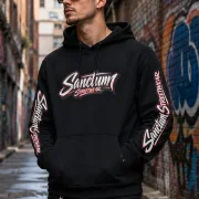 Sanctum Streetwear  Hoodie Velocity - black    Der Name Sanctum Streetwear Hoodie Velocity klingt nach Speed, Dynamik, Bewegung und Racing.  Passend zu der schnellen, motorsportartigen Schriftgestaltung auf der Brust und auf den Ärmeln.    Klassischer Kapuzensweater  Sweat-Qualität mit angerauter Innenseite  Doppellagige Kapuze mit Kordelzug  Necktape  Bündchen mit Elasthan    Material: 80% Baumwolle, 20% Polyester  Oberstoff ( 280g/ m²)