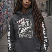 Sanctum Streetwear  Hoodie Concrete Jungle - graphite    Klassischer Kapuzensweater  Sweat-Qualität mit angerauter Innenseite  Doppellagige Kapuze mit Kordelzug  Necktape  Bündchen mit Elasthan    Material: 80% Baumwolle, 20% Polyester  Oberstoff ( 280g/ m²)