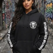 Schwarzer Hoodie mit Sanctum Streetwear Skull MC Logo auf der Brust und Schriftzug SANCTUM STREETWEAR auf den Ärmeln, sowie das Skull MC Logo groß auf dem Rücken