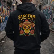 Sanctum Streetwear  Hoodie Sombrero - black  Klassischer Kapuzensweater  Sweat-Qualität mit angerauter Innenseite  Doppellagige Kapuze mit Kordelzug  Necktape  Bündchen mit Elasthan    Material: 80% Baumwolle, 20% Polyester  Oberstoff ( 280g/ m²)