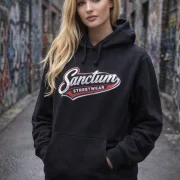 Sanctum Streetwear  Hoodie Vintage - black  Klassischer Kapuzensweater  Sweat-Qualität mit angerauter Innenseite  Doppellagige Kapuze mit Kordelzug  Necktape  Bündchen mit Elasthan    Material: 80% Baumwolle, 20% Polyester  Oberstoff ( 280g/ m²) 