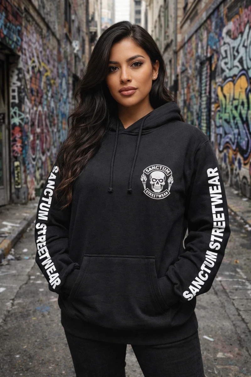 Schwarzer Hoodie mit Sanctum Streetwear Skull MC Logo auf der Brust und Schriftzug SANCTUM STREETWEAR auf den Ärmeln, sowie das Skull MC Logo groß auf dem Rücken