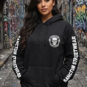 Schwarzer Hoodie mit Sanctum Streetwear Skull MC Logo auf der Brust und Schriftzug SANCTUM STREETWEAR auf den Ärmeln, sowie das Skull MC Logo groß auf dem Rücken