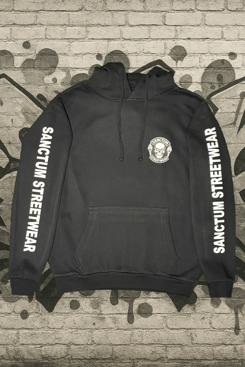 Schwarzer Hoodie mit Sanctum Streetwear Skull MC Logo auf der Brust und Schriftzug SANCTUM STREETWEAR auf den Ärmeln, sowie das Skull MC Logo groß auf dem Rücken