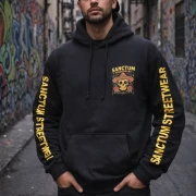 Schwarzer Hoodie mit Sanctum Streetwear Sombrero Logo auf der Brust und Schriftzug SANCTUM STREETWEAR auf den Ärmeln, sowie das Sombrero Logo groß auf dem Rücken