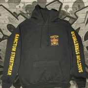 Schwarzer Hoodie mit Sanctum Streetwear Sombrero Logo auf der Brust und Schriftzug SANCTUM STREETWEAR auf den Ärmeln, sowie das Sombrero Logo groß auf dem Rücken