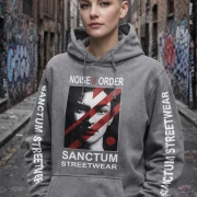 Dunkel grauer Hoodie mit Sanctum Streetwear Logo auf der Brust und Schriftzug SANCTUM STREETWEAR auf den Ärmeln