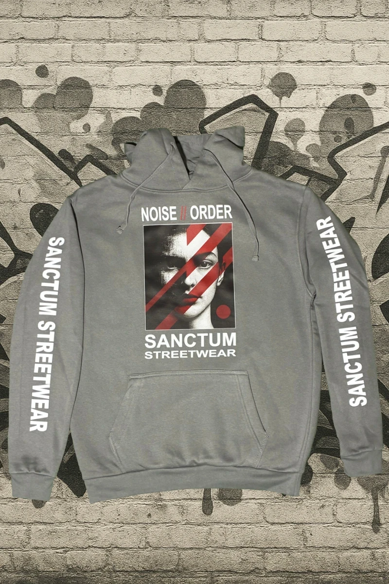 Dunkel grauer Hoodie mit Sanctum Streetwear Logo auf der Brust und Schriftzug SANCTUM STREETWEAR auf den Ärmeln