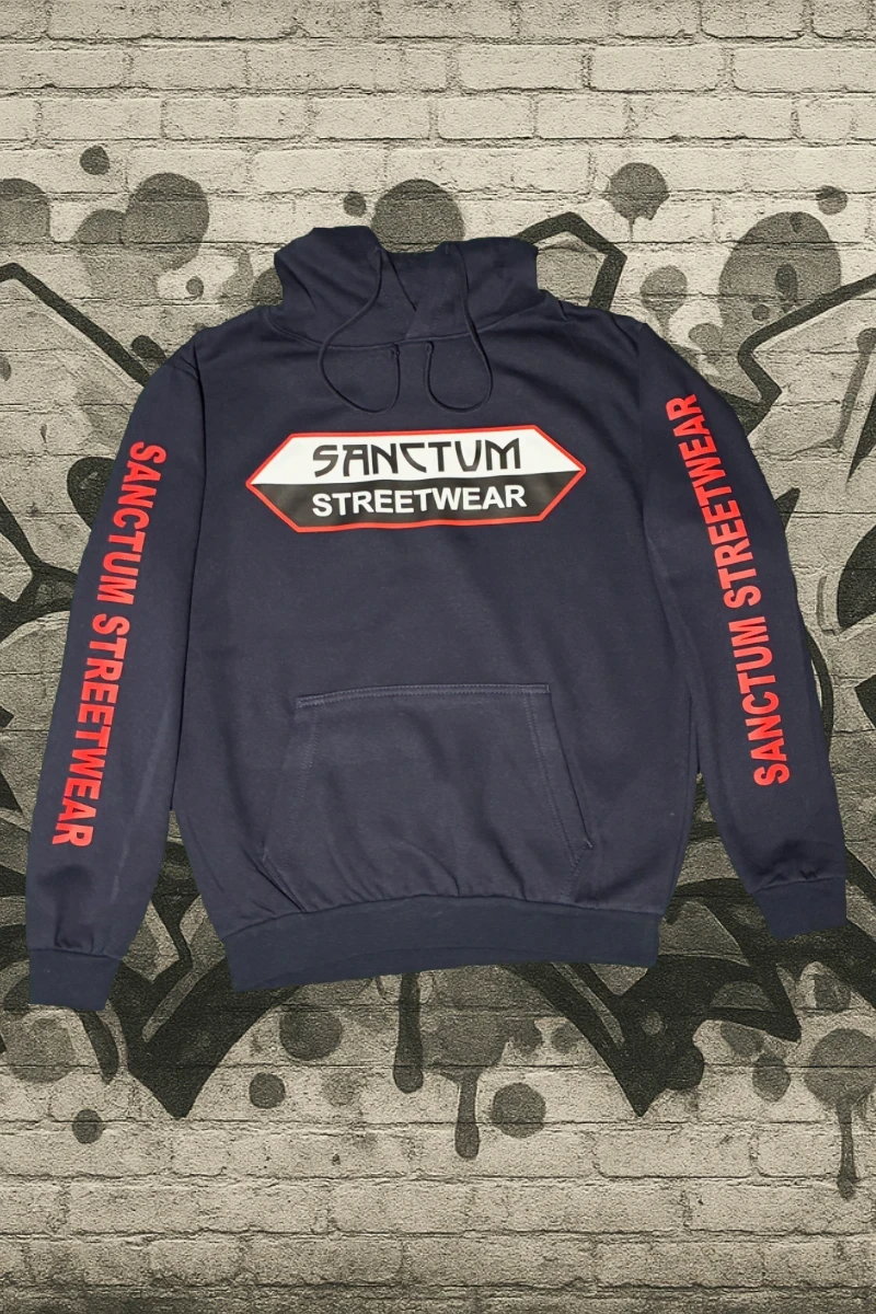 Dunkel blauer Hoodie mit Sanctum Streetwear Logo auf der Brust und auf den Ärmeln den Schriftzug SANCTUM STREETWEAR