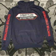 Dunkel blauer Hoodie mit Sanctum Streetwear Logo auf der Brust und auf den Ärmeln den Schriftzug SANCTUM STREETWEAR