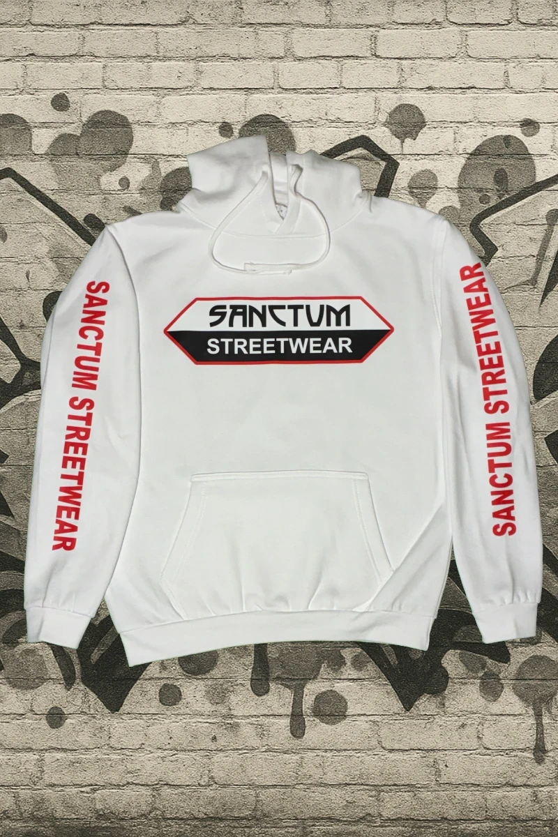 Weißer Hoodie mit Sanctum Streetwear Logo auf der Brust und auf den Ärmeln den Schriftzug SANCTUM STREETWEAR
