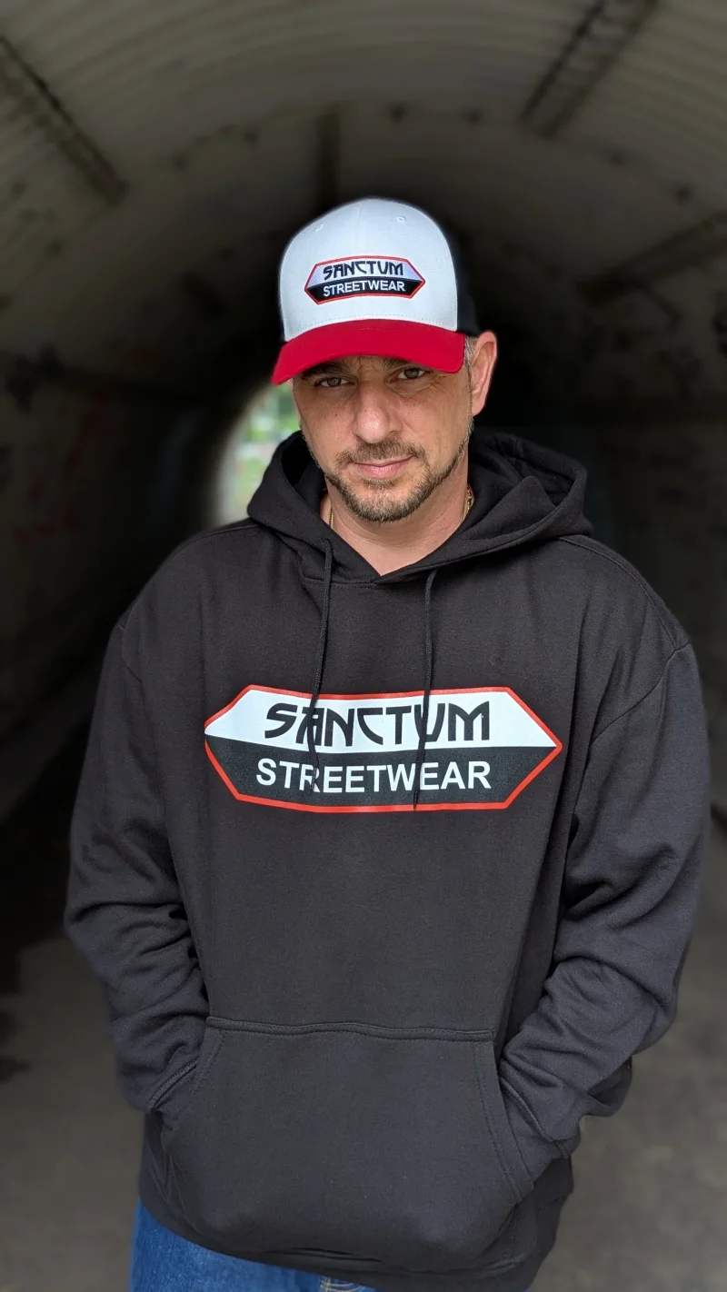 Sanctum Streetwear  Oversized Hoodie - black  Der Oversized Hoodie im übergroßen Schnitt ist superkomfortabel.  Das große Brustlogo bringt den urbanen Streetstyle auf den Punkt.    Kapuze mit Kordelzug  Kängurutasche  Breite Bündchen an Ärmeln und Saum    Material: 80% Baumwolle, 20% Polyester  Oberstoff ( 330g/ m²) 