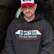 Sanctum Streetwear  Oversized Hoodie - black  Der Oversized Hoodie im übergroßen Schnitt ist superkomfortabel.  Das große Brustlogo bringt den urbanen Streetstyle auf den Punkt.    Kapuze mit Kordelzug  Kängurutasche  Breite Bündchen an Ärmeln und Saum    Material: 80% Baumwolle, 20% Polyester  Oberstoff ( 330g/ m²) 
