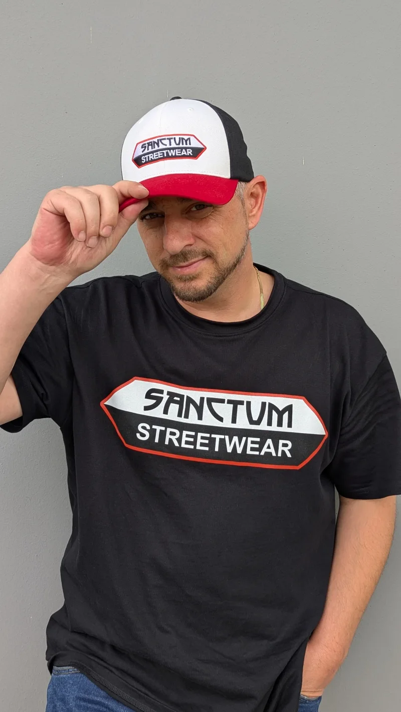 Sanctum Streetwear  Oversized T-Shirt - black  Das Oversized Shirt ist mehr als nur ein Basic - es ist ein Statement.  Locker geschnittener Oversized Fit für maximale Bewegungsfreiheit.  Das große Brustlogo bringt den urbanen Streetstyle auf den Punkt.    Rundhalsausschnitt    Material: 100% Baumwolle  Oberstoff ( 240g/ m²) 