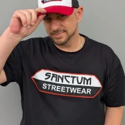 Sanctum Streetwear  Oversized T-Shirt - black  Das Oversized Shirt ist mehr als nur ein Basic - es ist ein Statement.  Locker geschnittener Oversized Fit für maximale Bewegungsfreiheit.  Das große Brustlogo bringt den urbanen Streetstyle auf den Punkt.    Rundhalsausschnitt    Material: 100% Baumwolle  Oberstoff ( 240g/ m²) 