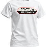 Sanctum Streetwear  Oversized T-Shirt - white  Das Oversized Shirt ist mehr als nur ein Basic - es ist ein Statement.  Locker geschnittener Oversized Fit für maximale Bewegungsfreiheit.  Das große Brustlogo bringt den urbanen Streetstyle auf den Punkt.    Rundhalsausschnitt    Material: 100% Baumwolle  Oberstoff ( 240g/ m²) 
