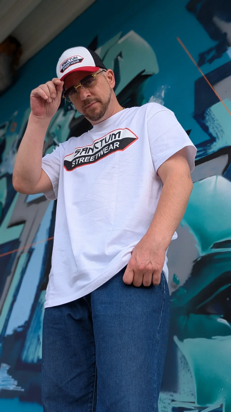 Sanctum Streetwear  Oversized T-Shirt - white  Das Oversized Shirt ist mehr als nur ein Basic - es ist ein Statement.  Locker geschnittener Oversized Fit für maximale Bewegungsfreiheit.  Das große Brustlogo bringt den urbanen Streetstyle auf den Punkt.    Rundhalsausschnitt    Material: 100% Baumwolle  Oberstoff ( 240g/ m²) 