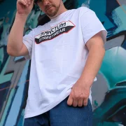 Sanctum Streetwear  Oversized T-Shirt - white  Das Oversized Shirt ist mehr als nur ein Basic - es ist ein Statement.  Locker geschnittener Oversized Fit für maximale Bewegungsfreiheit.  Das große Brustlogo bringt den urbanen Streetstyle auf den Punkt.    Rundhalsausschnitt    Material: 100% Baumwolle  Oberstoff ( 240g/ m²) 