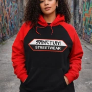 Schwarzer Hoodie mit roten Ärmeln und roter Kapuze. Sanctum Streetwear Logo auf der Brust