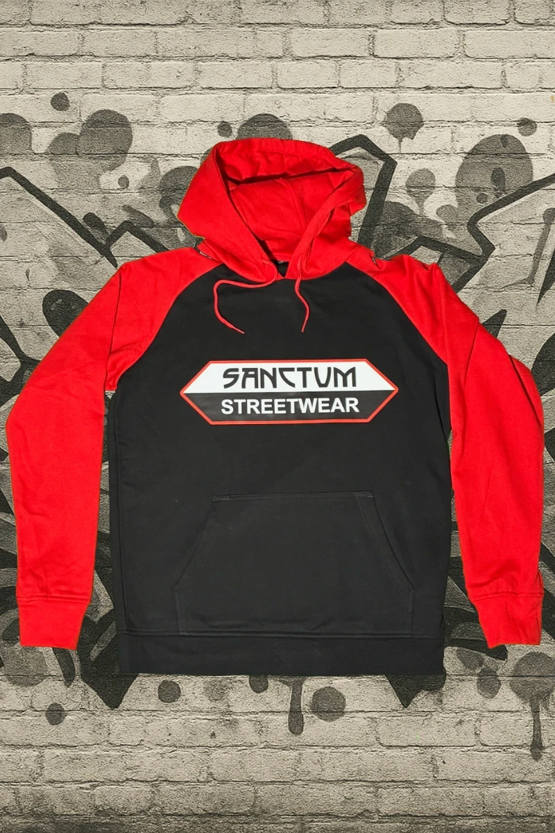 Schwarzer Hoodie mit roten Ärmeln und roter Kapuze. Sanctum Streetwear Logo auf der Brust