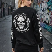 Sanctum Streetwear  Sweatshirt Skull MC - black  Rundhals-Sweatshirt  Sweat-Qualität mit angerauter Innenseite  Necktape  Bündchen mit Elasthan    Material: 80% Baumwolle, 20% Polyester  Oberstoff ( 280g/ m²)