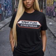 Schwarzes T-Shirt mit  Sanctum Streetwear Logo auf der Brust