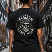 Sanctum Streetwear  T-Shirt Camo Skull - black  Dieses Rundhals T-Shirt überzeugt durch seinen zeitlosen Schnitt und dem hohen Tragekomfort.    Klassischer Rundhalsausschnitt  Single Jersey    Material: 100% Baumwolle  Oberstoff ( 180g/ m²)