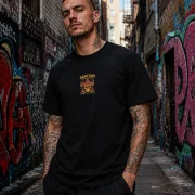 Sanctum Streetwear  T-Shirt Sombrero - black  Dieses Rundhals T-Shirt überzeugt durch seinen zeitlosen Schnitt und dem hohen Tragekomfort.    Klassischer Rundhalsausschnitt  Single Jersey    Material: 100% Baumwolle  Oberstoff ( 180g/ m²)