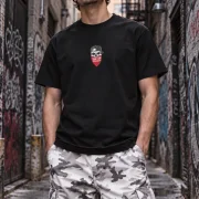 Sanctum Streetwear  T-Shirt Bandana Skull - black  Dieses Rundhals T-Shirt überzeugt durch seinen zeitlosen Schnitt und dem hohen Tragekomfort.    Klassischer Rundhalsausschnitt  Single Jersey    Material: 100% Baumwolle  Oberstoff ( 180g/ m²)