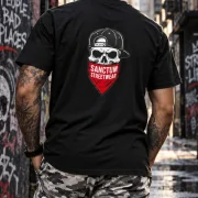 Sanctum Streetwear  T-Shirt Bandana Skull - black  Dieses Rundhals T-Shirt überzeugt durch seinen zeitlosen Schnitt und dem hohen Tragekomfort.    Klassischer Rundhalsausschnitt  Single Jersey    Material: 100% Baumwolle  Oberstoff ( 180g/ m²)