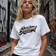 Sanctum Streetwear  T-Shirt Velocity - white  Der Name Sanctum Streetwear T-Shirt Velocity klingt nach Speed, Dynamik, Bewegung und Racing.  Passend zu der schnellen, motorsportartigen Schriftgestaltung auf der Brust.  Dieses Rundhals T-Shirt überzeugt durch seinen zeitlosen Schnitt und dem hohen Tragekomfort.    Klassischer Rundhalsausschnitt  Single Jersey    Material: 100% Baumwolle  Oberstoff ( 180g/ m²)
