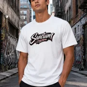 Sanctum Streetwear  T-Shirt Velocity - white  Der Name Sanctum Streetwear T-Shirt Velocity klingt nach Speed, Dynamik, Bewegung und Racing.  Passend zu der schnellen, motorsportartigen Schriftgestaltung auf der Brust.  Dieses Rundhals T-Shirt überzeugt durch seinen zeitlosen Schnitt und dem hohen Tragekomfort.    Klassischer Rundhalsausschnitt  Single Jersey    Material: 100% Baumwolle  Oberstoff ( 180g/ m²)