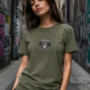 Sanctum Streetwear  T-Shirt Camo Skull - oliv  Dieses Rundhals T-Shirt überzeugt durch seinen zeitlosen Schnitt und dem hohen Tragekomfort.    Klassischer Rundhalsausschnitt  Single Jersey    Material: 100% Baumwolle  Oberstoff ( 180g/ m²)