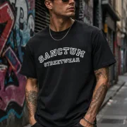 Sanctum Streetwear  T-Shirt College Style - black  Dieses Rundhals T-Shirt überzeugt durch seinen zeitlosen Schnitt und dem hohen Tragekomfort.    Klassischer Rundhalsausschnitt  Single Jersey    Material: 100% Baumwolle  Oberstoff ( 180g/ m²)