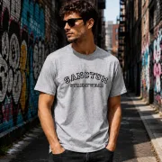 Sanctum Streetwear  T-Shirt College Style - grey-heather  Dieses Rundhals T-Shirt überzeugt durch seinen zeitlosen Schnitt und dem hohen Tragekomfort.    Klassischer Rundhalsausschnitt  Single Jersey    Material: 100% Baumwolle  Oberstoff ( 180g/ m²)