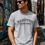 Sanctum Streetwear  T-Shirt College Style - grey-heather  Dieses Rundhals T-Shirt überzeugt durch seinen zeitlosen Schnitt und dem hohen Tragekomfort.    Klassischer Rundhalsausschnitt  Single Jersey    Material: 100% Baumwolle  Oberstoff ( 180g/ m²)