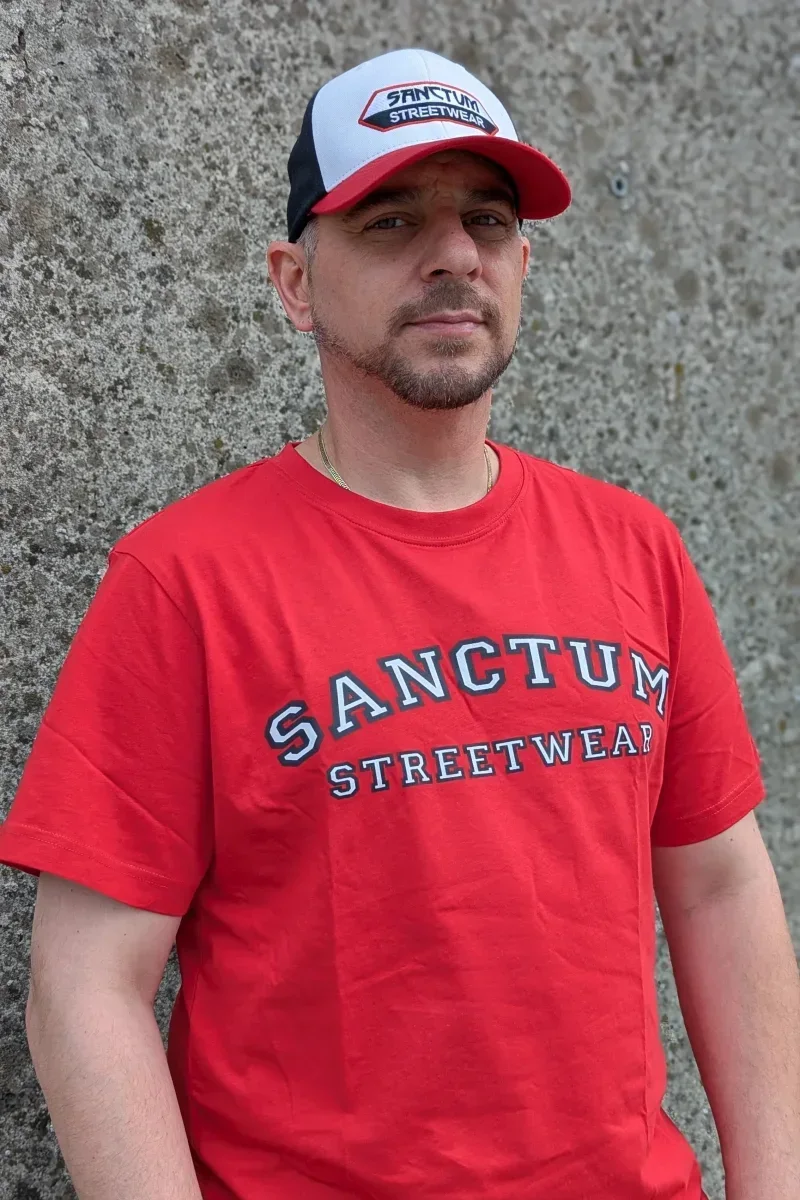 Sanctum Streetwear  T-Shirt College Style - red  Dieses Rundhals T-Shirt überzeugt durch seinen zeitlosen Schnitt und dem hohen Tragekomfort.    Klassischer Rundhalsausschnitt  Single Jersey    Material: 100% Baumwolle  Oberstoff ( 180g/ m²)