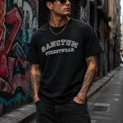 Sanctum Streetwear  T-Shirt College Style - black  Dieses Rundhals T-Shirt überzeugt durch seinen zeitlosen Schnitt und dem hohen Tragekomfort.    Klassischer Rundhalsausschnitt  Single Jersey    Material: 100% Baumwolle  Oberstoff ( 180g/ m²)
