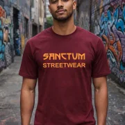 Burgundy farbliches T-Shirt mit orangem Aufdruck Sanctum Streetwear auf der Brust