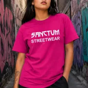 Sanctum Streetwear  T-Shirt Frameless - pink  Dieses Rundhals T-Shirt überzeugt durch seinen zeitlosen Schnitt und dem hohen Tragekomfort.    Klassischer Rundhalsausschnitt  Single Jersey    Material: 100% Baumwolle  Oberstoff ( 180g/ m²)