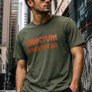 Sanctum Streetwear  T-Shirt Frameless - oliv  Dieses Rundhals T-Shirt überzeugt durch seinen zeitlosen Schnitt und dem hohen Tragekomfort.    Klassischer Rundhalsausschnitt  Single Jersey    Material: 100% Baumwolle  Oberstoff ( 180g/ m²)